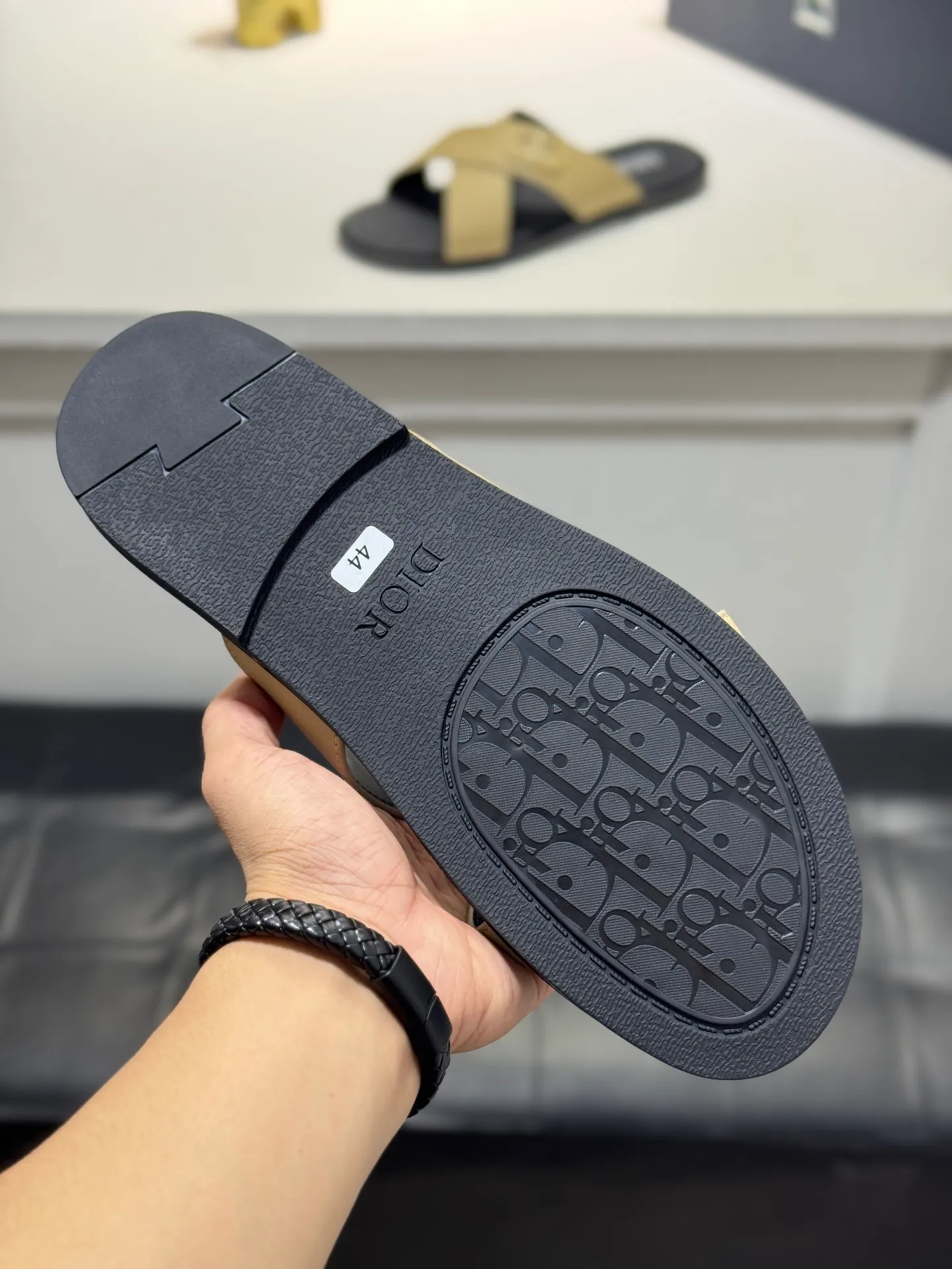 Men's men's shoes 💰320 [New style] 🦇🦇𝐂𝐡𝐫𝐢𝐬𝐭𝐢𝐚𝐧 𝐃𝐢𝐨𝐫 Dior slippers - the latest hot sandals, classic sandals, original replicas, super durable and versatile, cowhide leather with hardware accessories, very comfortable on the feet Look slim and white. Original molded outsole size: 38-44 (.45. Customized